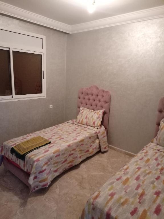 una camera con un letto e una sedia di شقة مفروشة a Zemmour Touirza