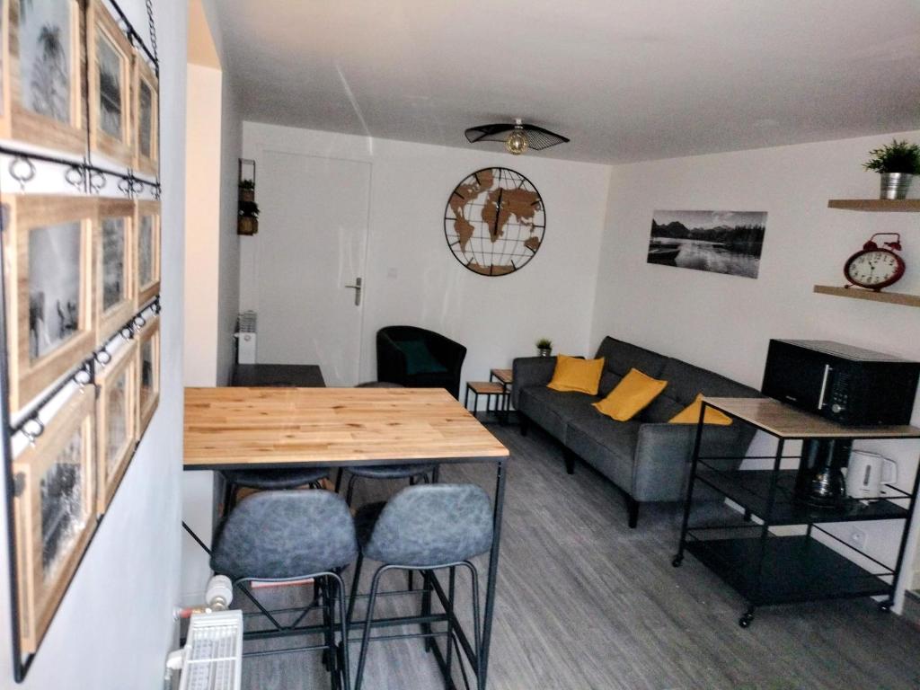 un salon avec une table et un canapé dans l'établissement Petite Maison Cosy en Baie, à Hillion