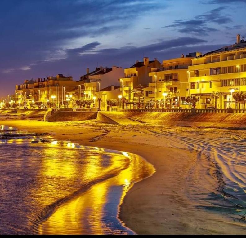 vista para uma praia à noite com edifícios em Quinta dos Carvalhos em Vila Praia de Âncora