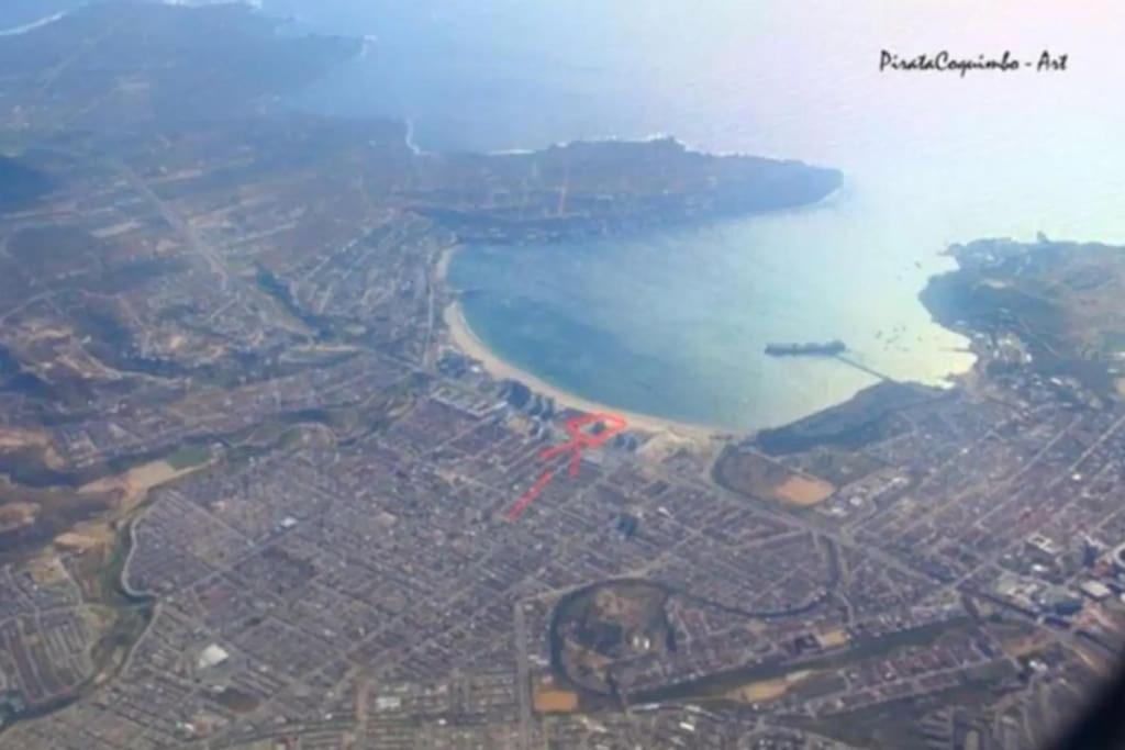 an aerial view of a city and a body of water at Gran departamento frente a la bahía de La Herradura in Coquimbo