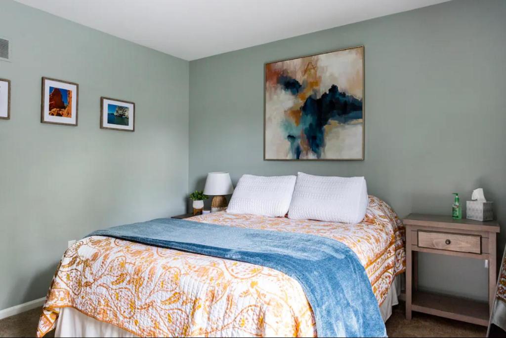 En eller flere senger på et rom på 1 Bed with Private Bathroom Close to Everything in Newark & Wilmington