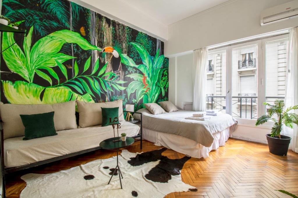 una sala de estar con sofá y una pintura en la pared en Fliphaus Arenales 1100 B - Loft In Recoleta en Buenos Aires