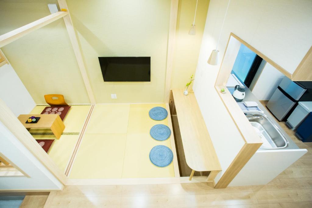 vista sul soffitto di un bagno con lavandino di Oyado Toshi a Kyoto