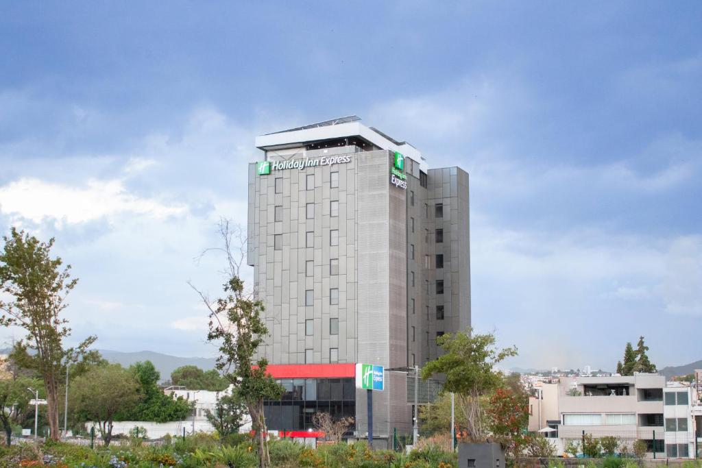un edificio con un cartel en la parte superior en Holiday Inn Express Mexico City Satelite, an IHG Hotel, en Ciudad de México