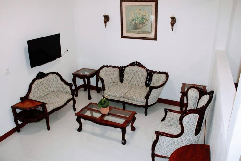 ein Wohnzimmer mit Stühlen und einem Flachbild-TV in der Unterkunft Casa Vainilla 4 in Santa Lucía
