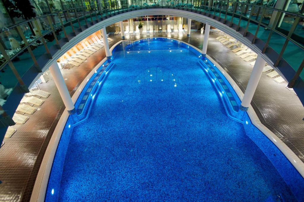 eine Aussicht auf einen Pool auf einem Kreuzfahrtschiff in der Unterkunft centrovital Hotel Berlin in Berlin