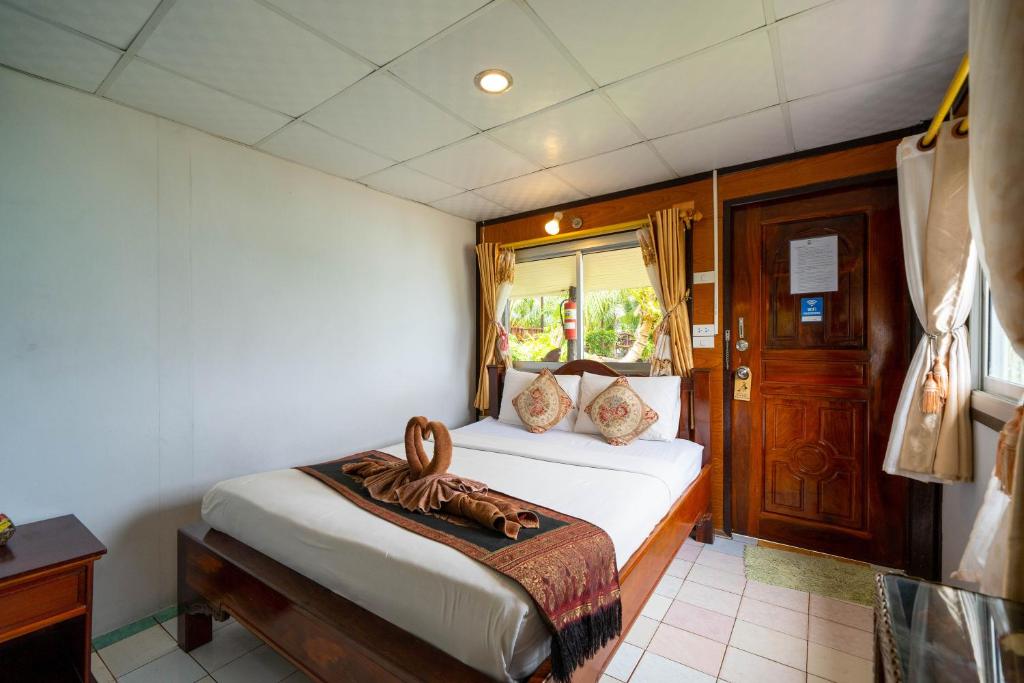 Кровать или кровати в номере Tongta Phaview Resort