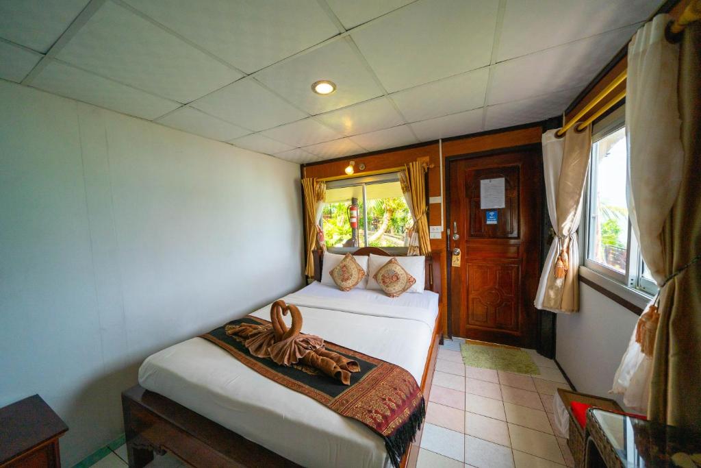 Кровать или кровати в номере Tongta Phaview Resort
