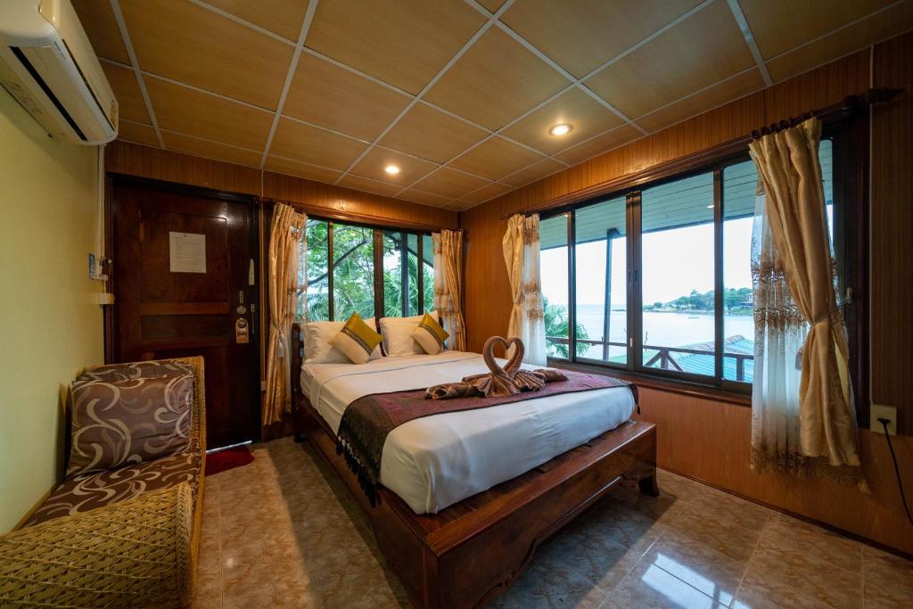 Кровать или кровати в номере Tongta Phaview Resort
