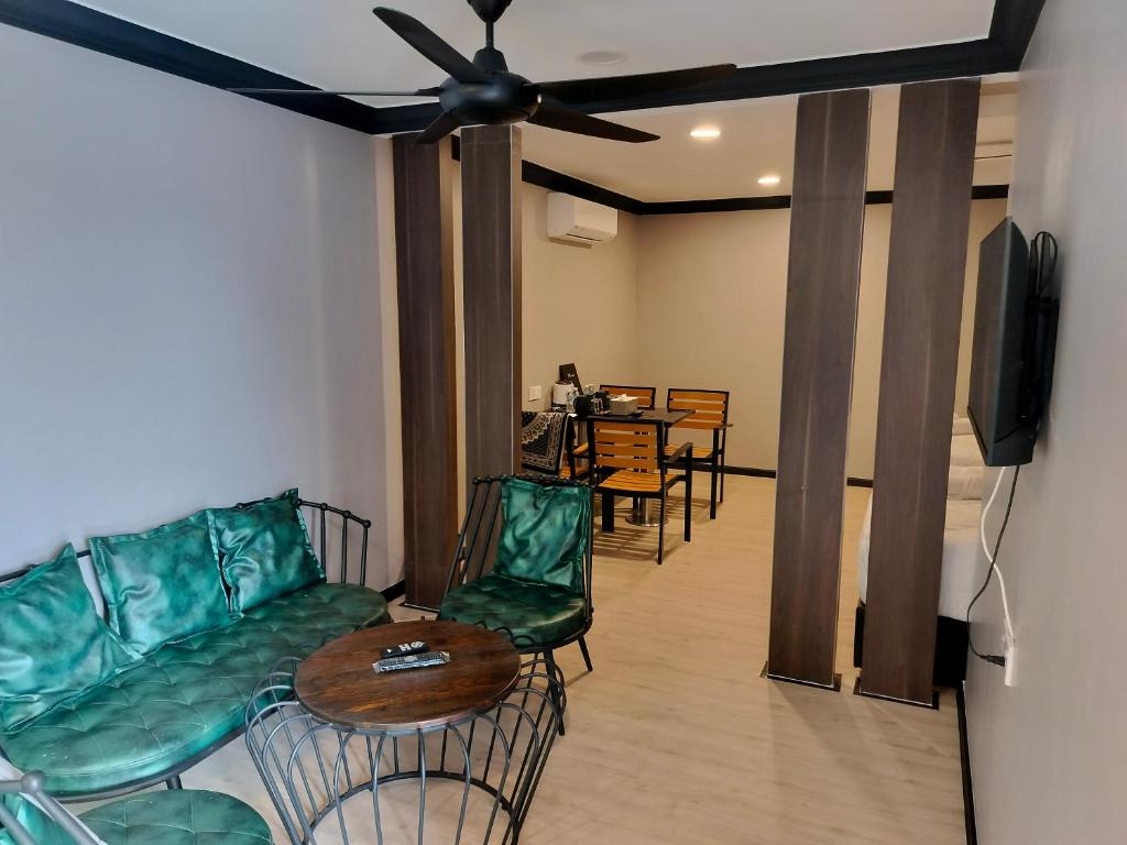 uma sala de estar com um sofá e uma mesa em Perry Barr La Ganta Residence em Temerloh