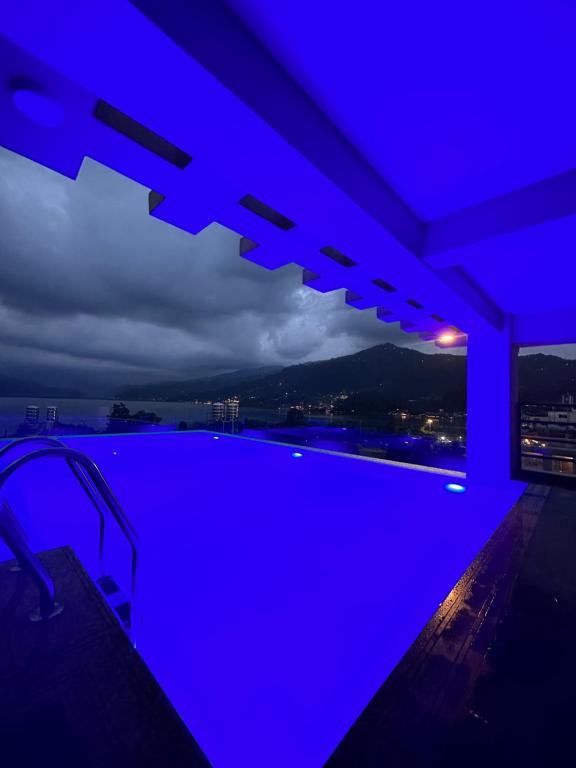 una piscina con una iluminación azul en una casa en Hotel Adam, en Pokhara