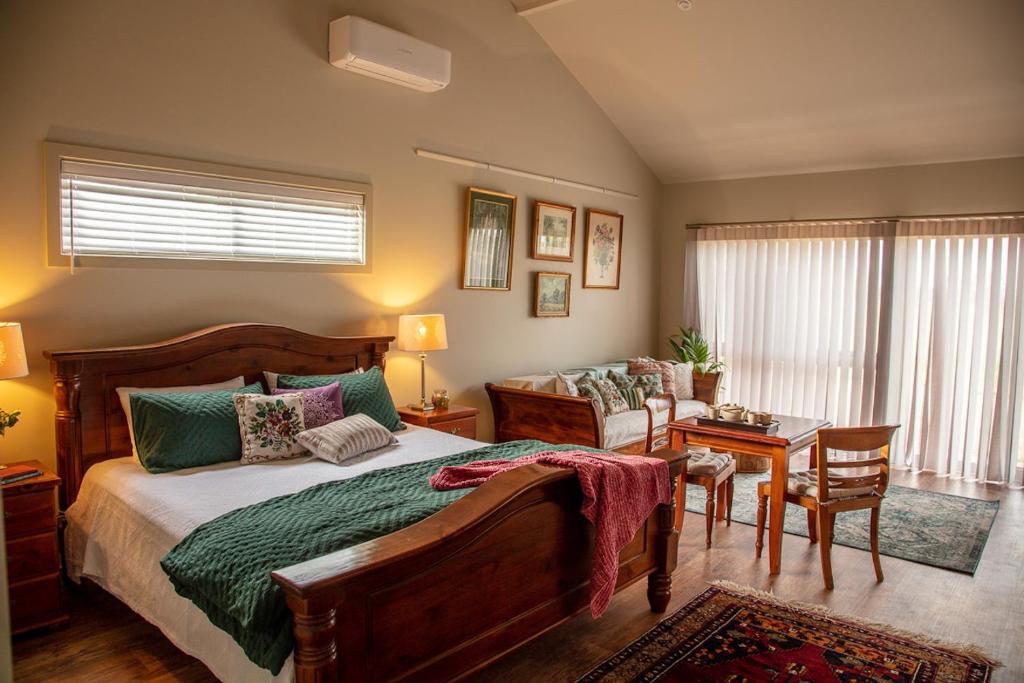 Meander Retreat - King Suite with rural views