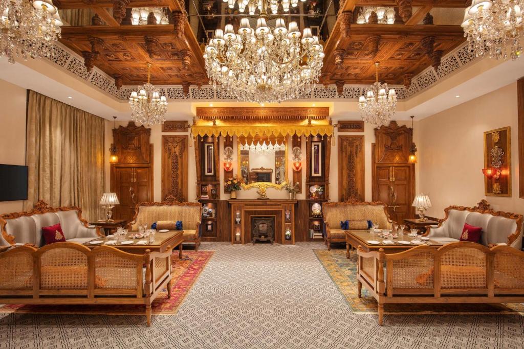Posezení v ubytování Noormahal Palace Hotel