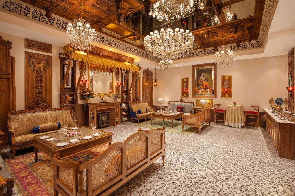 Posezení v ubytování Noormahal Palace Hotel