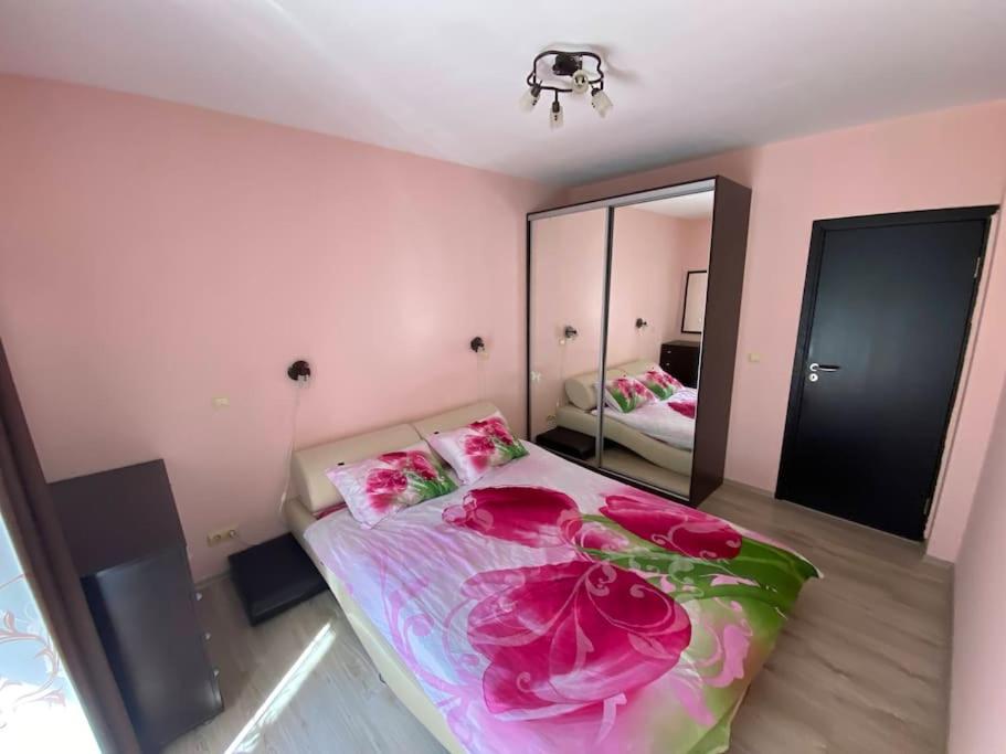 En eller flere senge i et værelse på Lovely 1-bedroom appartment in Sofia near Vitosha