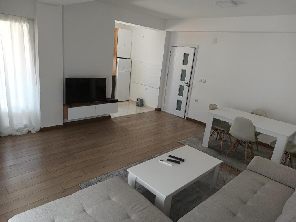 Grand Apartments Strumica في ستروميكا: غرفة معيشة مع أريكة وطاولة