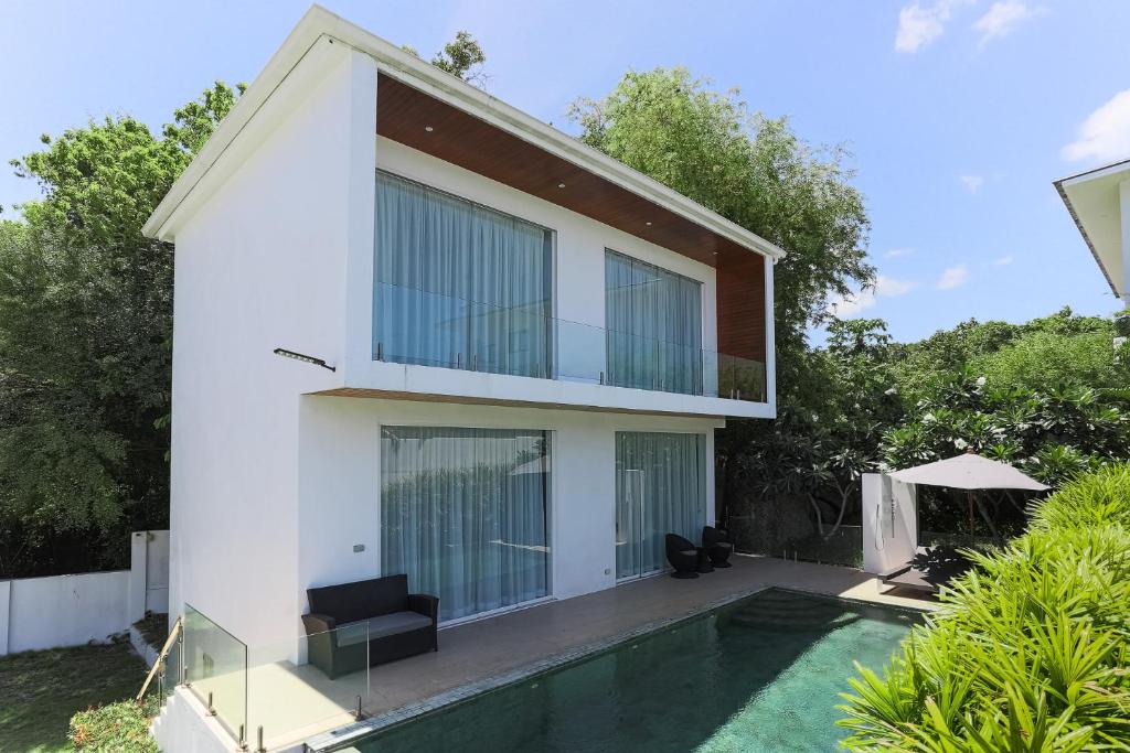 a villa with a swimming pool and a house at Вилла Vista Del Mare in Koh Samui