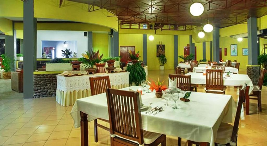 Restaurace v ubytování Margo Utomo Hill View Resort