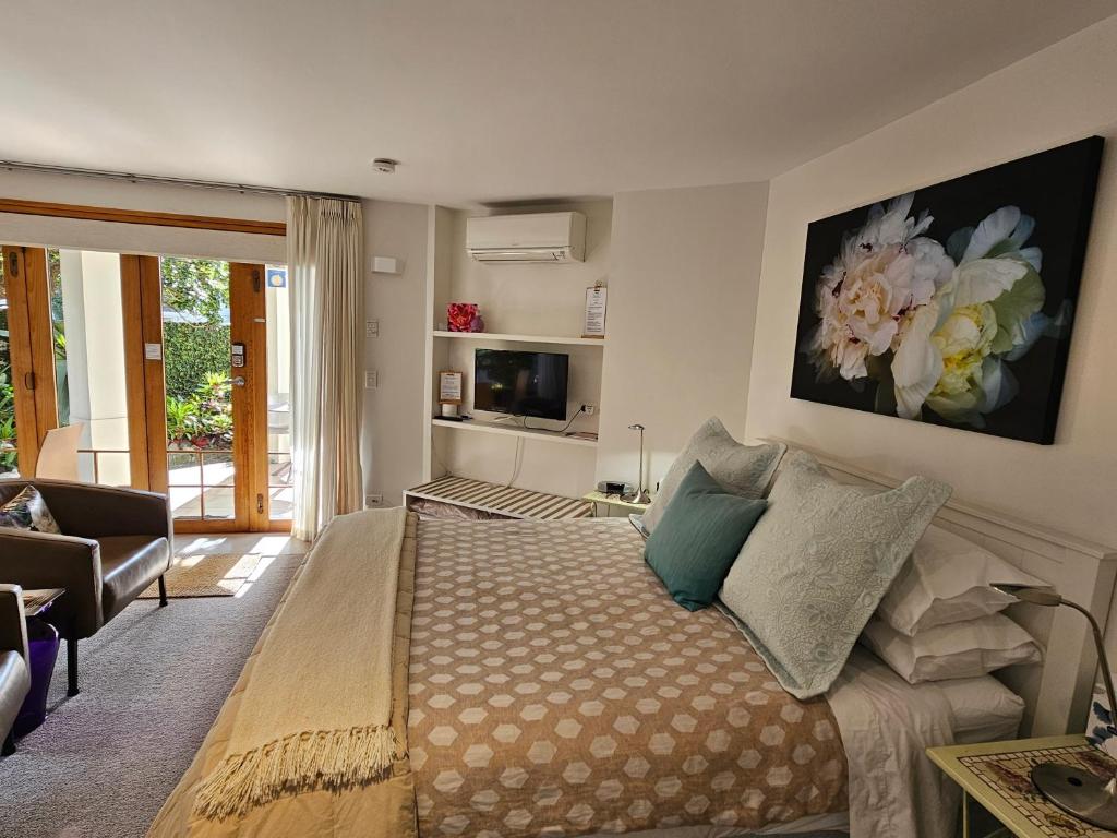 Postel nebo postele na pokoji v ubytování Parnell Garden Suite