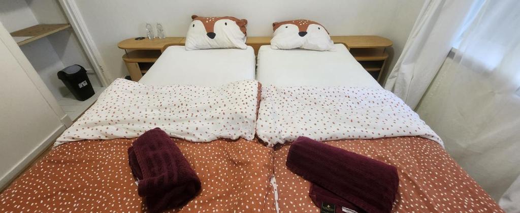 2de double bed room tesisinde bir odada yatak veya yataklar