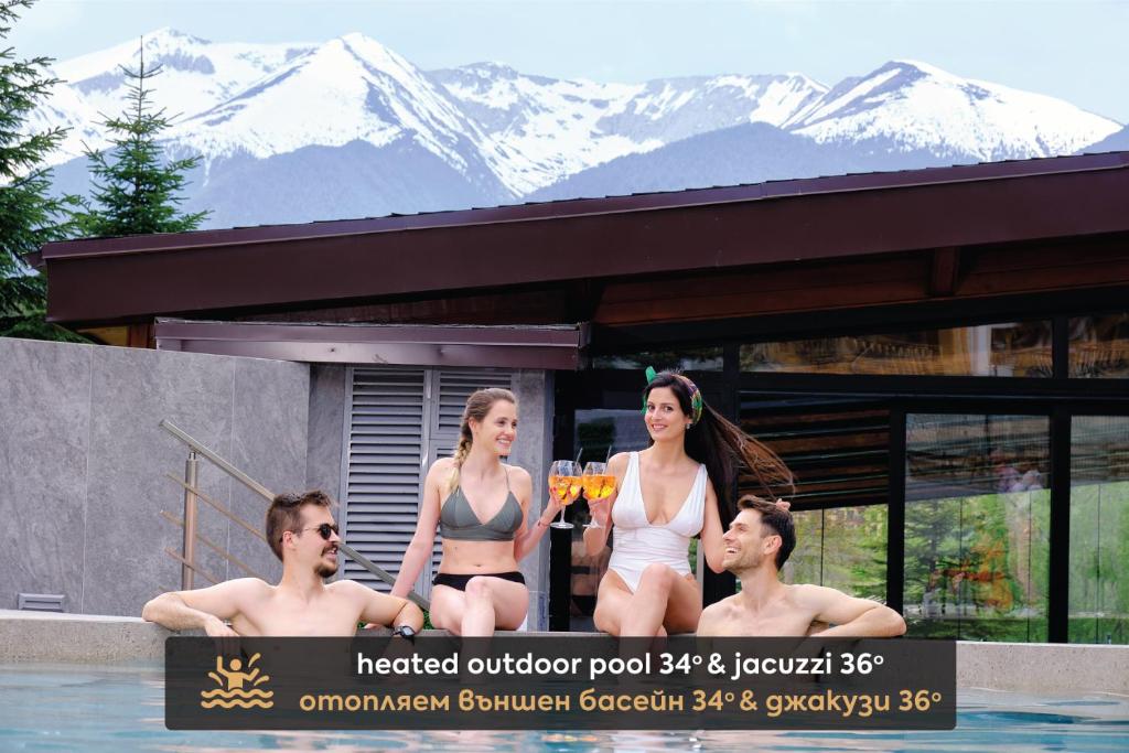 um grupo de pessoas sentadas numa piscina em SPA Resort St Ivan Rilski - Halfboard & All Inclusive em Bansko