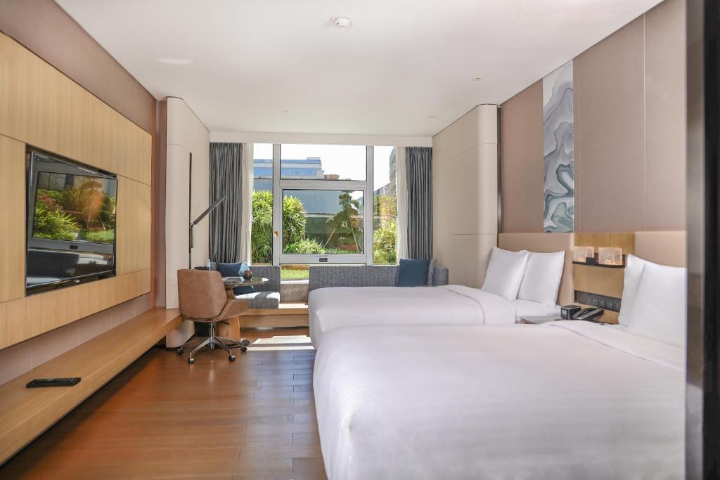 Postel nebo postele na pokoji v ubytování Courtyard by Marriott Shenzhen Northwest