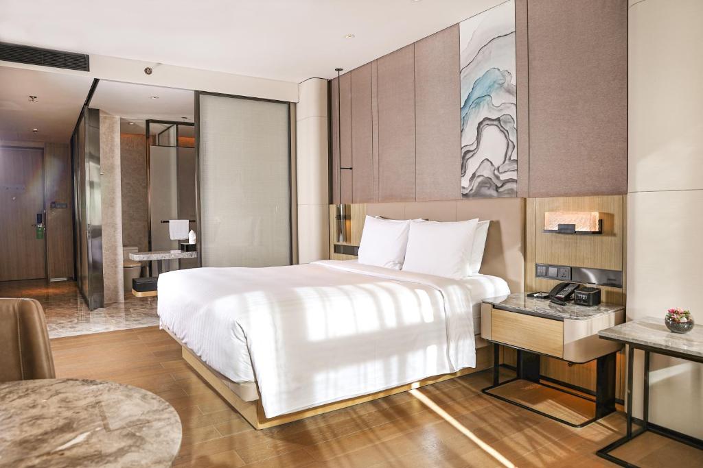 Postel nebo postele na pokoji v ubytování Courtyard by Marriott Shenzhen Northwest