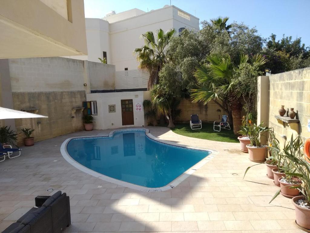 Bazén v ubytování Villa Naxxar Malta nebo v jeho okolí