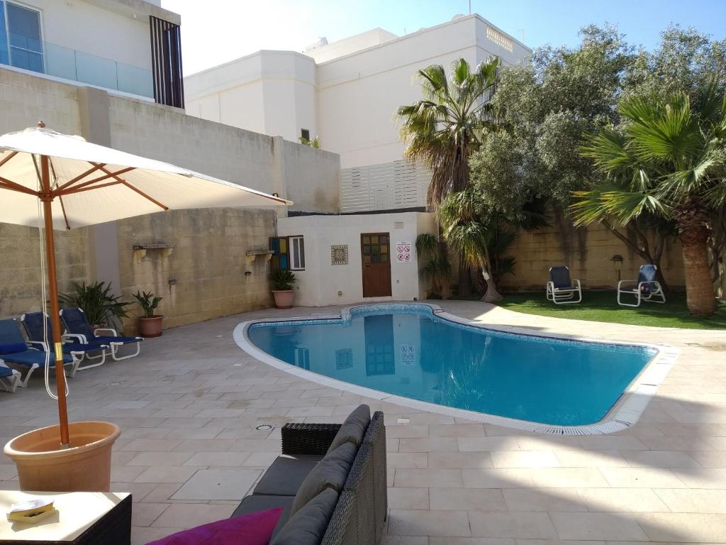 Bazén v ubytování Villa Naxxar Malta nebo v jeho okolí
