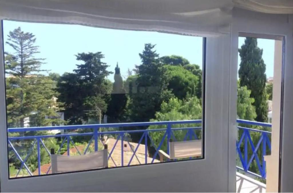 ventana de balcón con vistas a una iglesia en Apartamento renovado en Cadaqués en Cadaqués