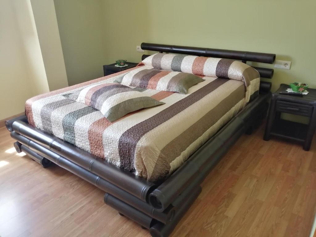 - un lit avec 2 oreillers dans une chambre dans l'établissement APARTAMENTOS RURALES EL PRIVILEGIO, à La Plaza