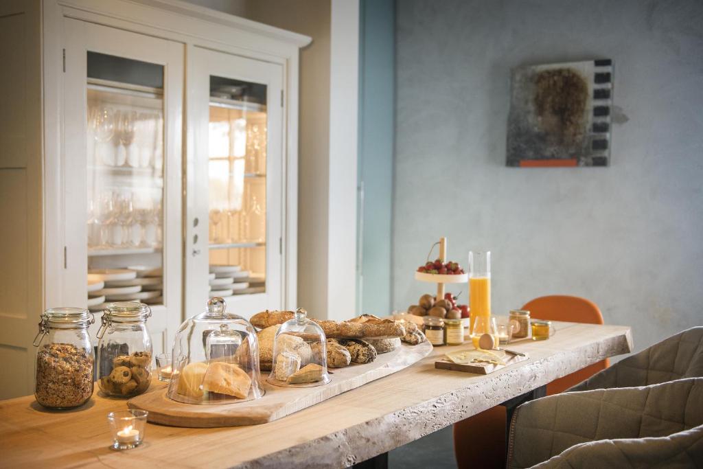 een tafel met brood en gebak erop bij B&B Le Rêve Maastricht in Maastricht