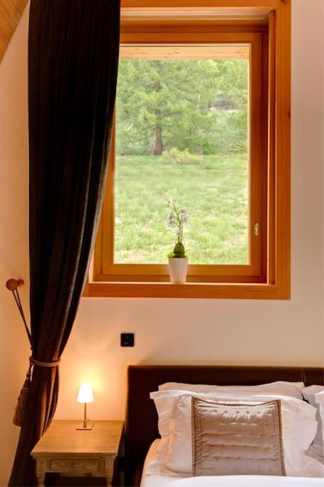 Postel nebo postele na pokoji v ubytování Chalet Chloe - Saas-Fee