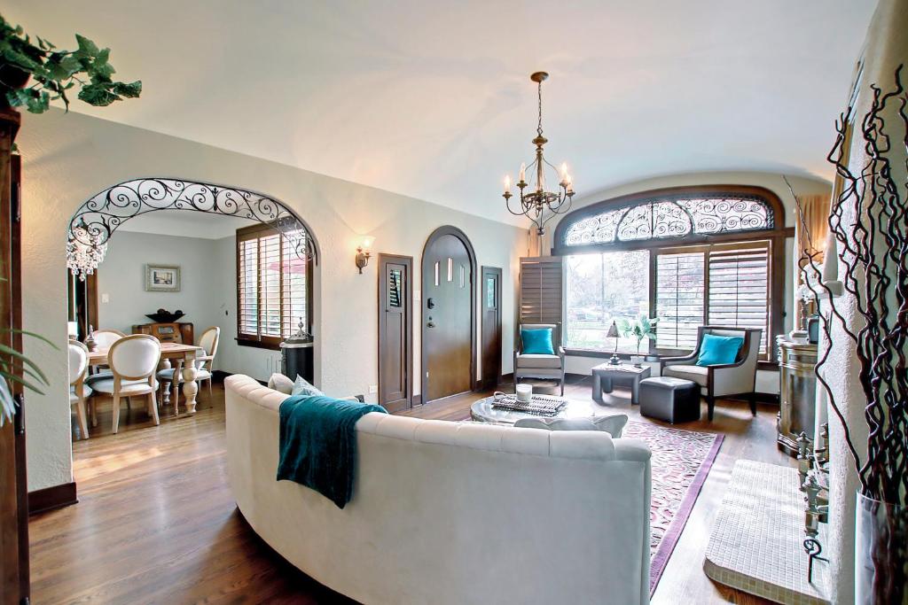 Stunning Historical Landmark in Elbow Park, Calgary (updated prices 2024)