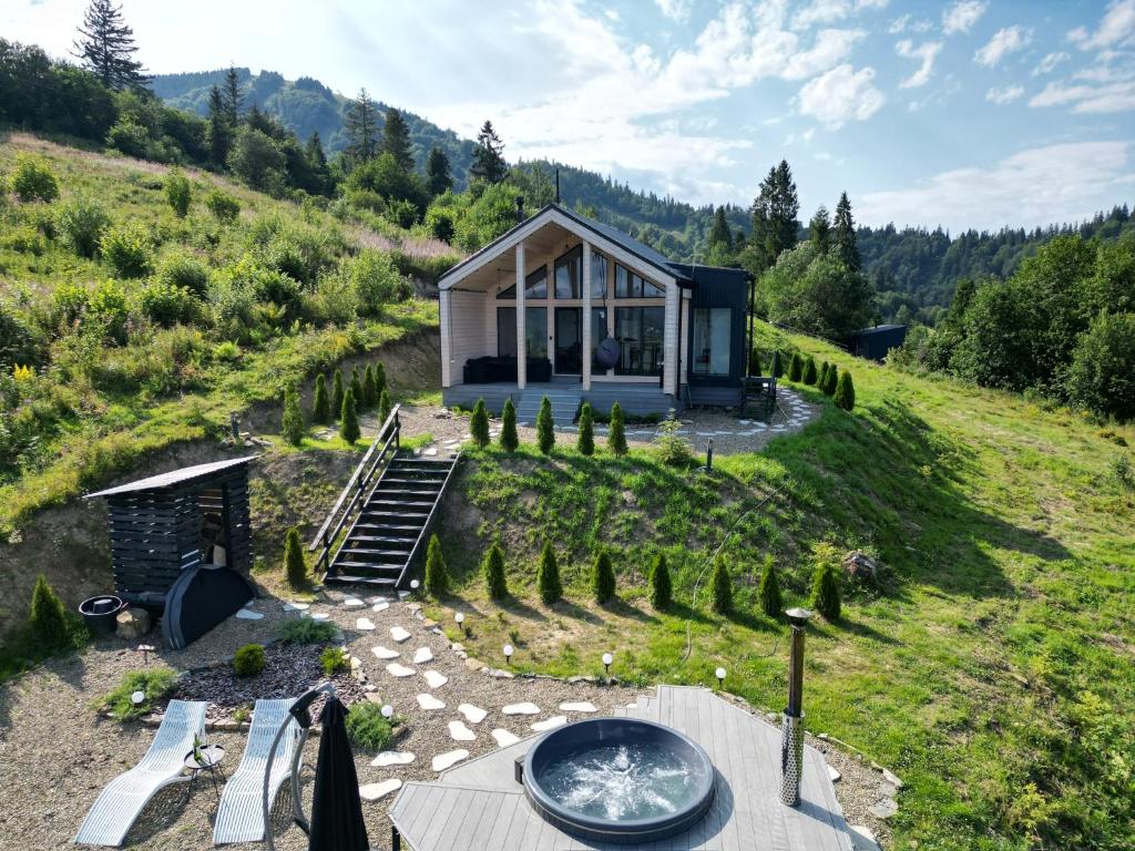 ein Haus auf einem Hügel mit Garten in der Unterkunft Rest Hub in Slawske