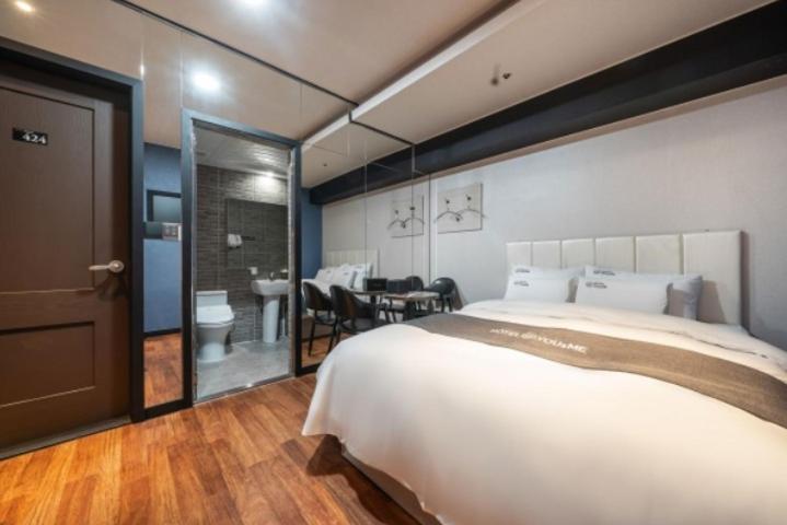 Postel nebo postele na pokoji v ubytování You&Me Hotel