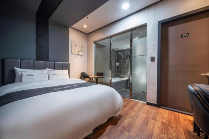 Postel nebo postele na pokoji v ubytování You&Me Hotel
