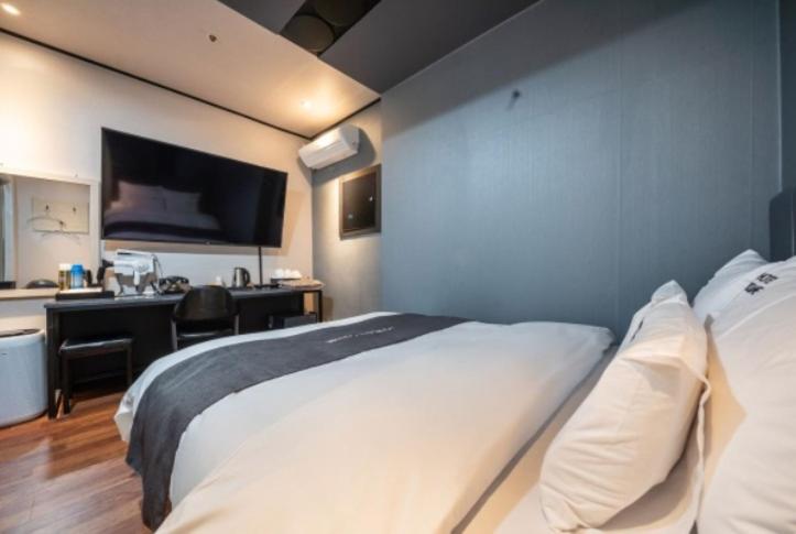 Postel nebo postele na pokoji v ubytování You&Me Hotel