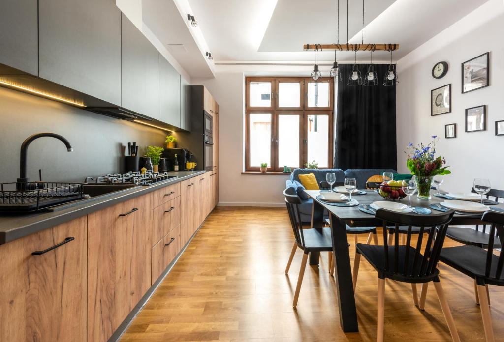 cocina con mesa y comedor en Apartament tuż przy Wawelu en Cracovia