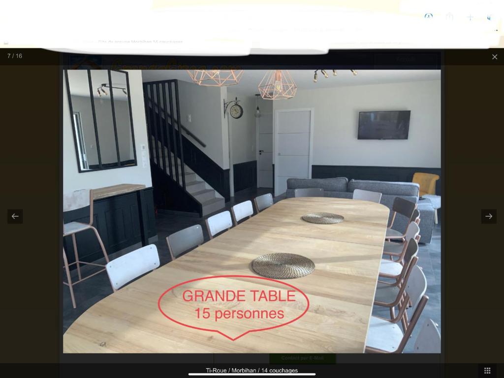 ein Bild von einem Esszimmer mit einem Tisch und Stühlen in der Unterkunft Ti-roue in Saint-Gildas-de-Rhuys