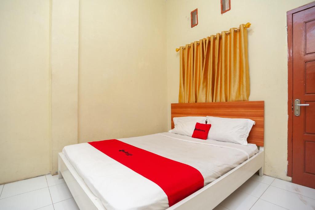 Ένα ή περισσότερα κρεβάτια σε δωμάτιο στο RedDoorz near Universitas Muhammadiyah Pringsewu