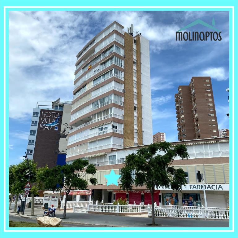 un edificio alto en medio de una ciudad en Estudio 29 Frente al Mar by Molinaptos, en Benidorm
