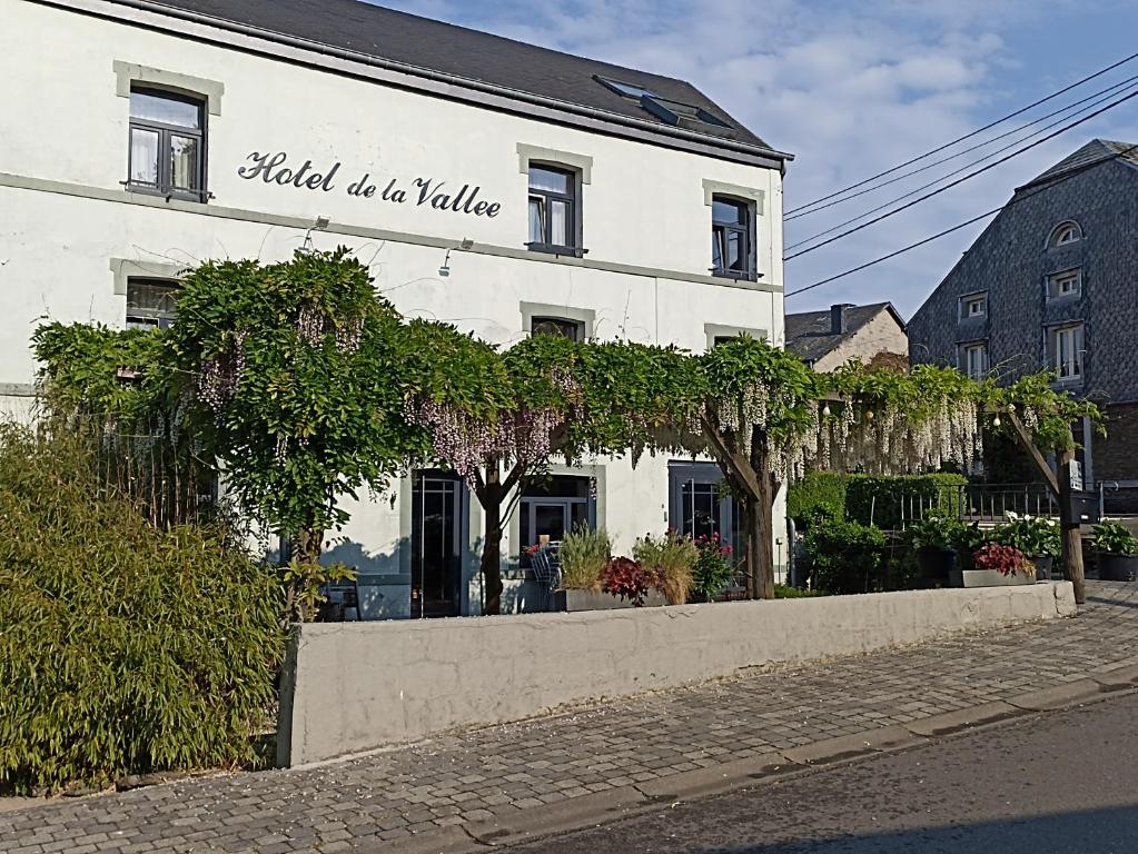 un edificio blanco con un letrero que se sostiene a la mesa en Maisondelavallee, en Bièvre