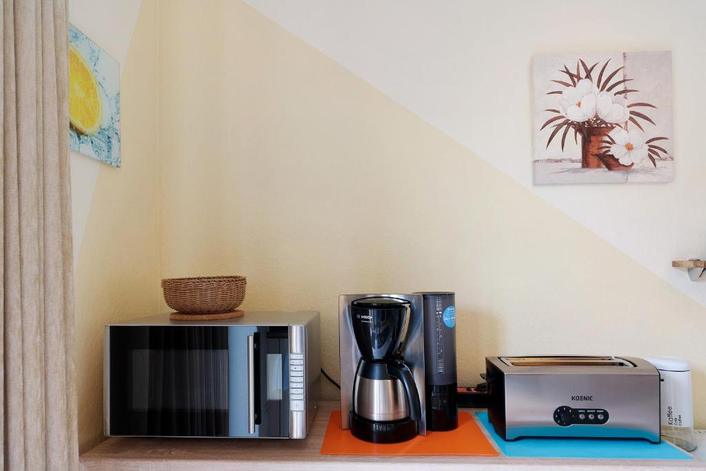 Příslušenství pro přípravu čaje a kávy v ubytování Ferienwohnung 1