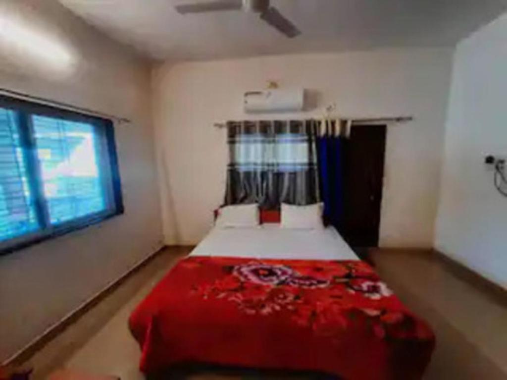 Ένα ή περισσότερα κρεβάτια σε δωμάτιο στο Narmada NATH Homestay