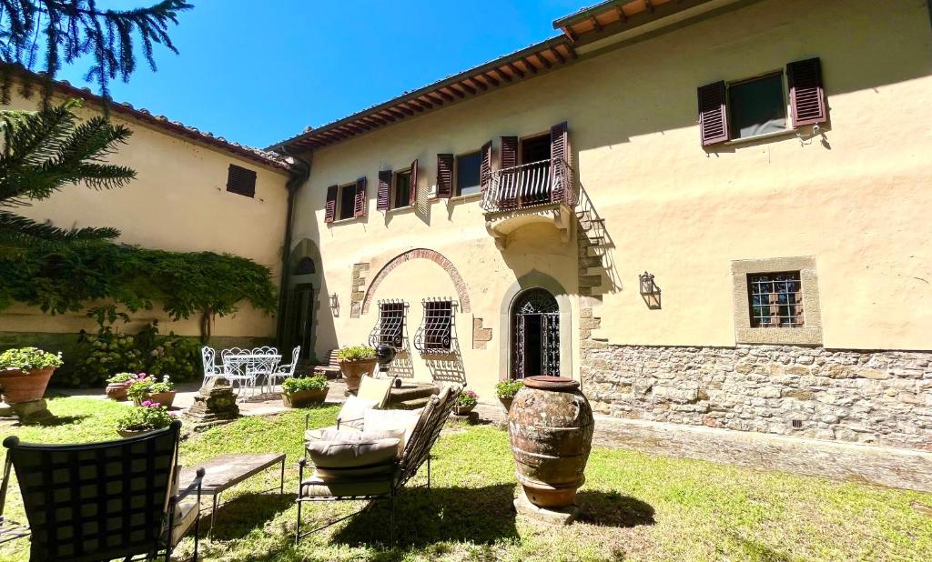 a large house with a yard with a patio at Residenza Villa Degli Ochi in Sagginale