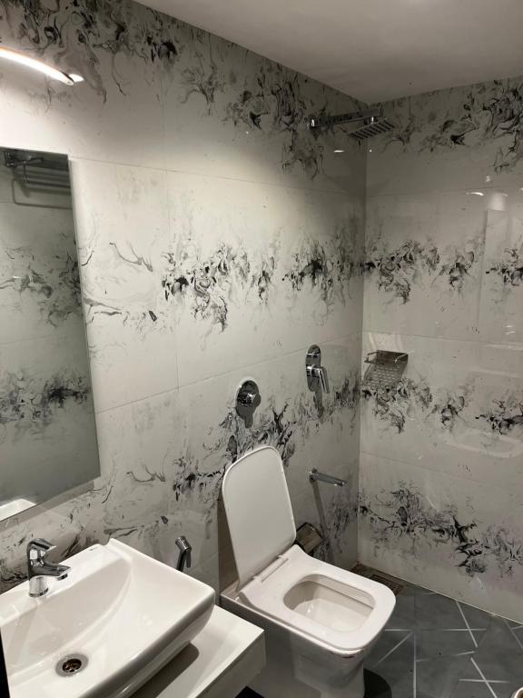 Koupelna v ubytování Hotel Classio Andheri - Near DN Nagar Metro Station