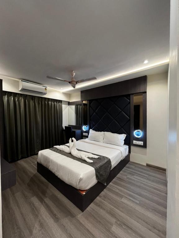 Postel nebo postele na pokoji v ubytování Hotel Classio Andheri - Near DN Nagar Metro Station