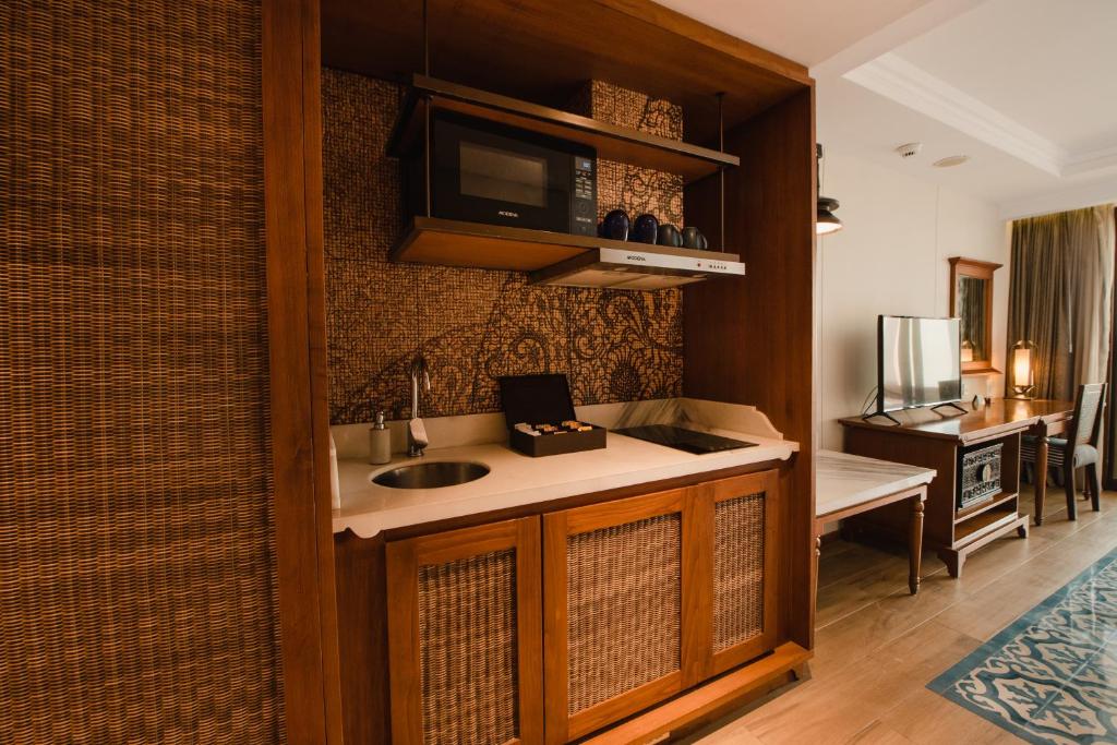 TV a/nebo společenská místnost v ubytování Ramayana Suites and Resort