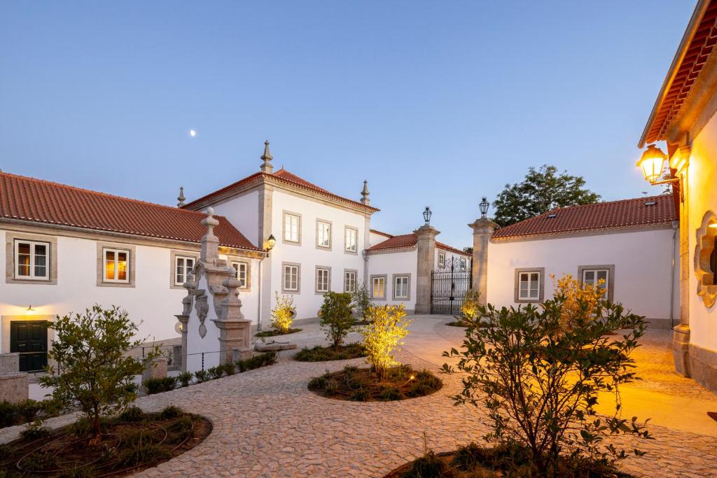 a courtyard of a building with a statue in the middle at Valverde Santar Hotel & SPA - Relais & Châteaux in Santar